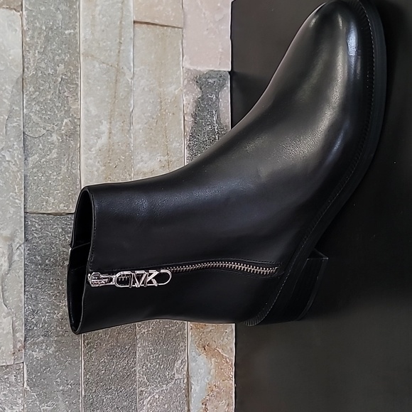 🎁 MICHAEL Michael Kors Women's Regan Leather Ankle Boot - Picture 6 of 11